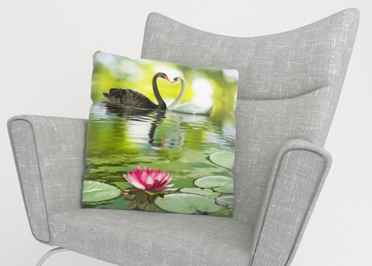 Koristetyynyliina Black and White Swans 40x60 cm